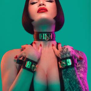 Kinky Diva - Vegas Sinners - Zwarte PU-leren Handboeien met Goud