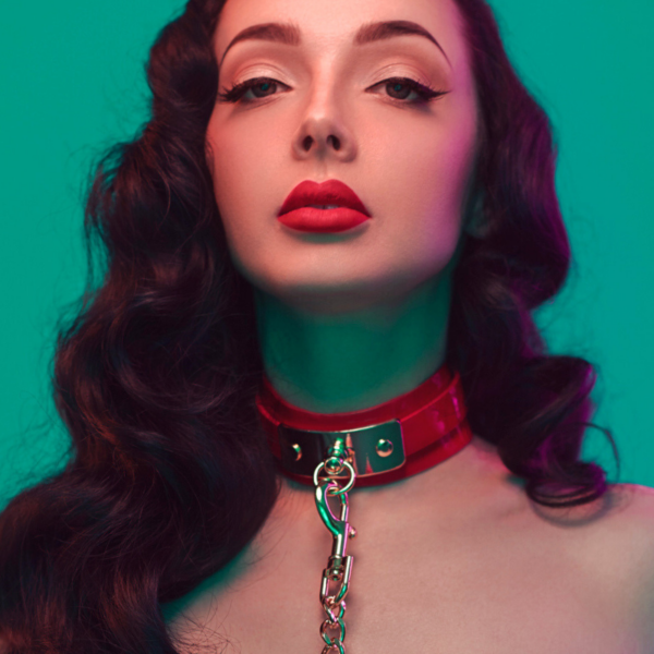 Kinky Diva - Vegas Sinners - Rode Lak Collar met O-ring en Gouden Leash - Afbeelding 7