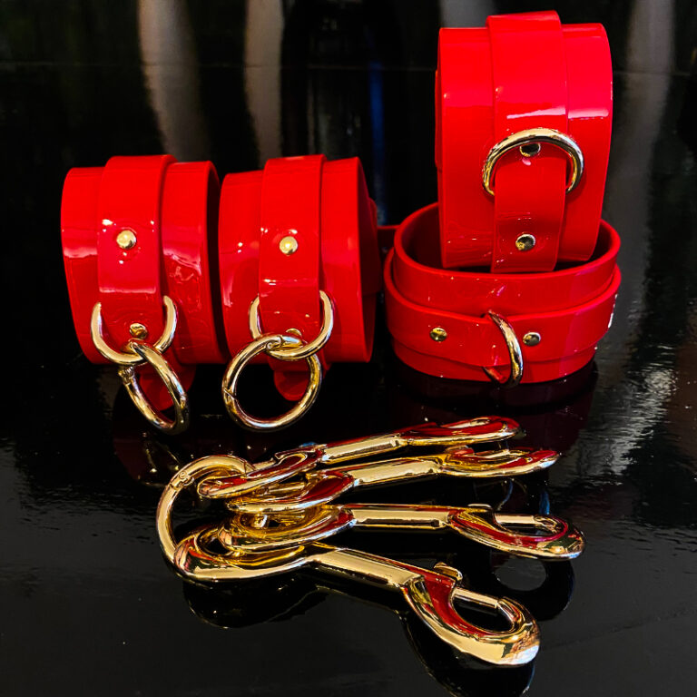 bondage set in rood lak met hogtie losse elementen